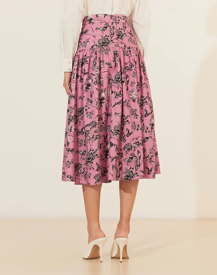 Saia Midi Olga é a combinação perfeita de estilo e conforto. Confeccionada em ED Aled Estampado, ela traz um design moderno com estampa floral e detalhes botânicos delicados, proporcionando um visual elegante e atemporal. 