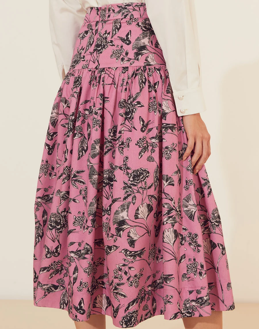 Saia Midi Olga é a combinação perfeita de estilo e conforto. Confeccionada em ED Aled Estampado, ela traz um design moderno com estampa floral e detalhes botânicos delicados, proporcionando um visual elegante e atemporal. 
