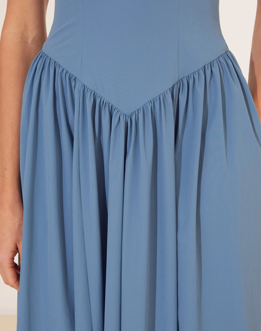 Vestido Midi Valvert é perfeito para quem busca sofisticação e conforto. Com um decote clássico e corte acinturado, a peça destaca a silhueta feminina, enquanto a saia midi fluida adiciona um toque de leveza ao visual.