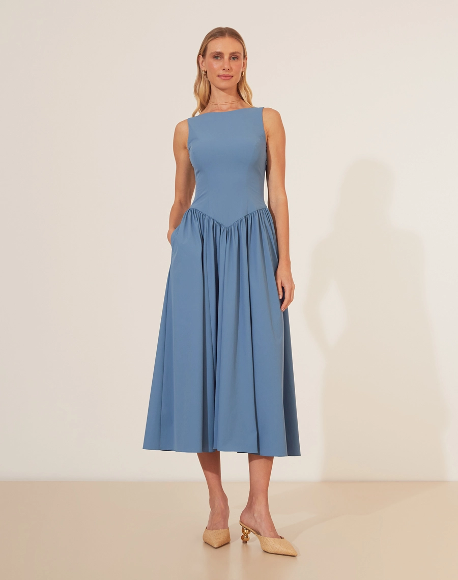 Vestido Midi Valvert é perfeito para quem busca sofisticação e conforto. Com um decote clássico e corte acinturado, a peça destaca a silhueta feminina, enquanto a saia midi fluida adiciona um toque de leveza ao visual.