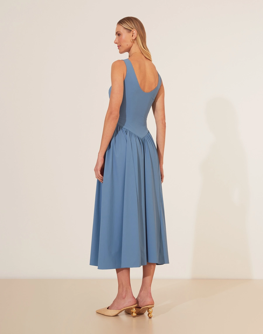 Vestido Midi Valvert é perfeito para quem busca sofisticação e conforto. Com um decote clássico e corte acinturado, a peça destaca a silhueta feminina, enquanto a saia midi fluida adiciona um toque de leveza ao visual.