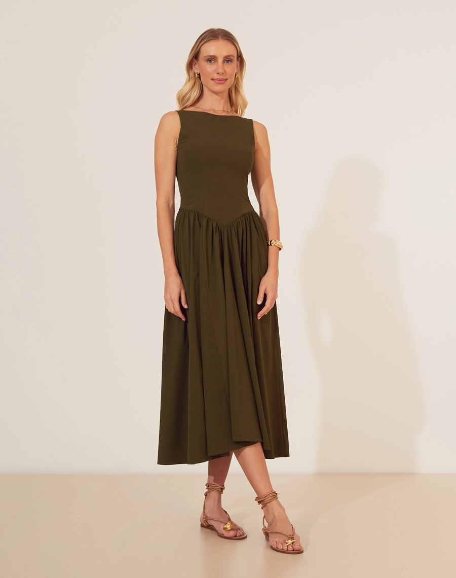 Vestido Midi Valvert é perfeito para quem busca sofisticação e conforto. Com um decote clássico e corte acinturado, a peça destaca a silhueta feminina, enquanto a saia midi fluida adiciona um toque de leveza ao visual.