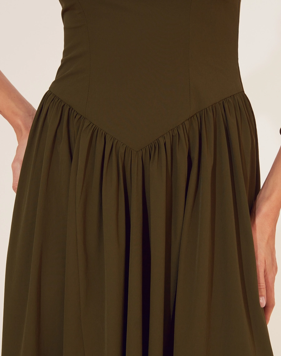 Vestido Midi Valvert é perfeito para quem busca sofisticação e conforto. Com um decote clássico e corte acinturado, a peça destaca a silhueta feminina, enquanto a saia midi fluida adiciona um toque de leveza ao visual.