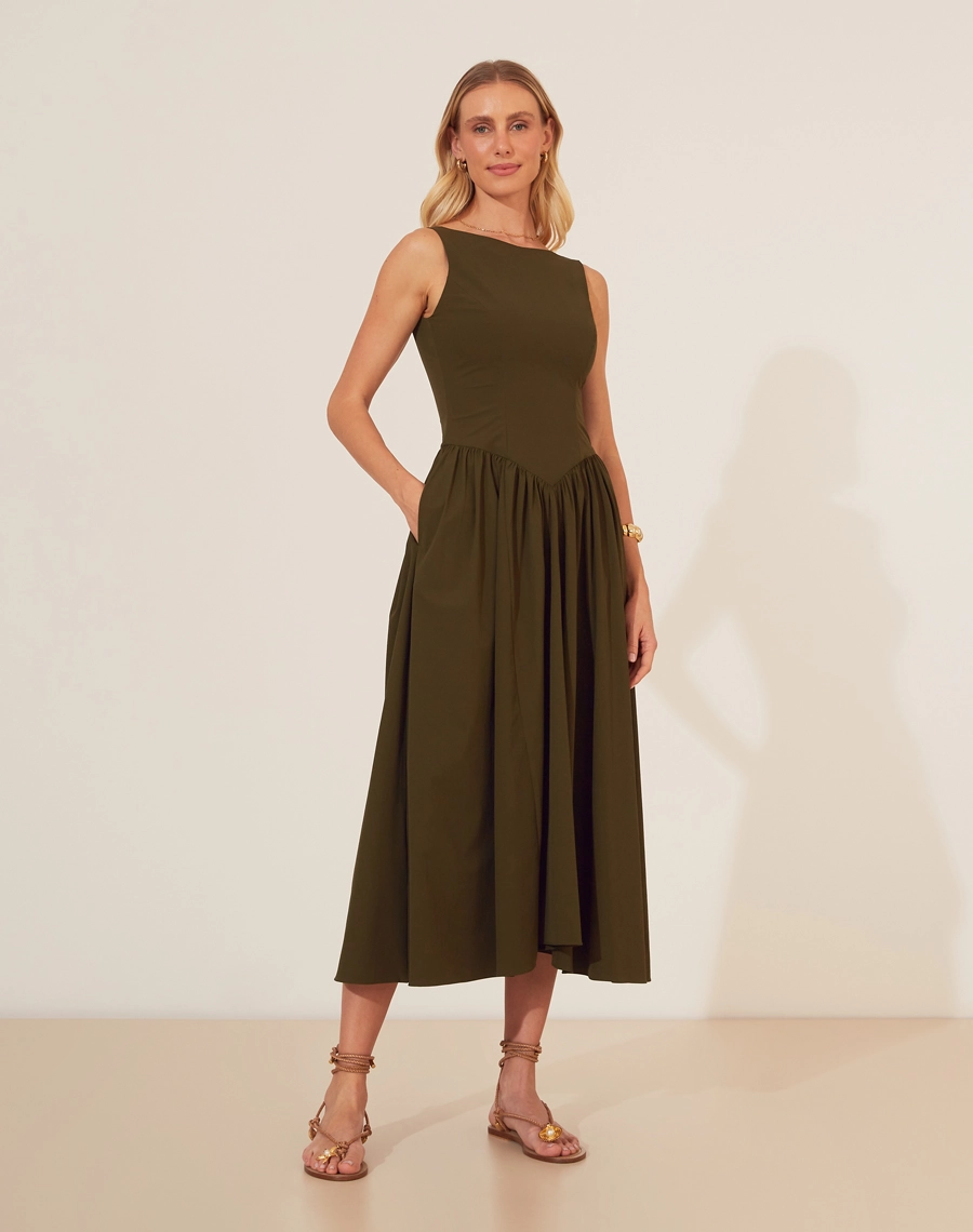 Vestido Midi Valvert é perfeito para quem busca sofisticação e conforto. Com um decote clássico e corte acinturado, a peça destaca a silhueta feminina, enquanto a saia midi fluida adiciona um toque de leveza ao visual.