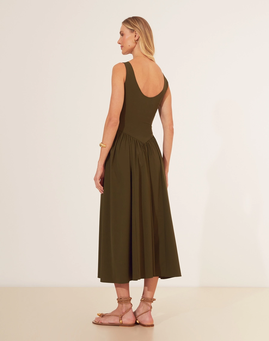 Vestido Midi Valvert é perfeito para quem busca sofisticação e conforto. Com um decote clássico e corte acinturado, a peça destaca a silhueta feminina, enquanto a saia midi fluida adiciona um toque de leveza ao visual.
