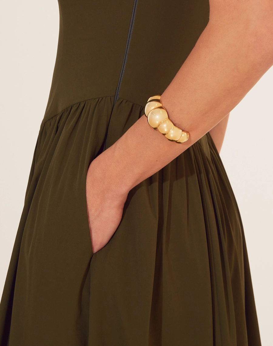 Vestido Midi Valvert é perfeito para quem busca sofisticação e conforto. Com um decote clássico e corte acinturado, a peça destaca a silhueta feminina, enquanto a saia midi fluida adiciona um toque de leveza ao visual.