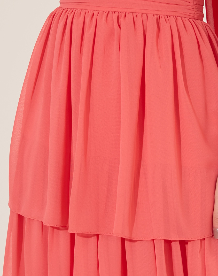 Vestido Longo Leopolda confeccionado em chiffon, garantindo leveza e movimento a cada passo. Suas cores vibrantes tornam a peça  indispensável em festas de verão.