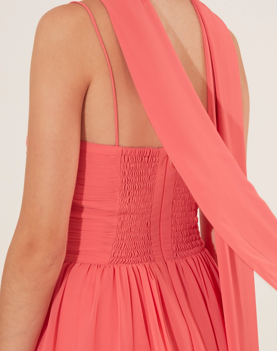 Vestido Longo Leopolda confeccionado em chiffon, garantindo leveza e movimento a cada passo. Suas cores vibrantes tornam a peça  indispensável em festas de verão.