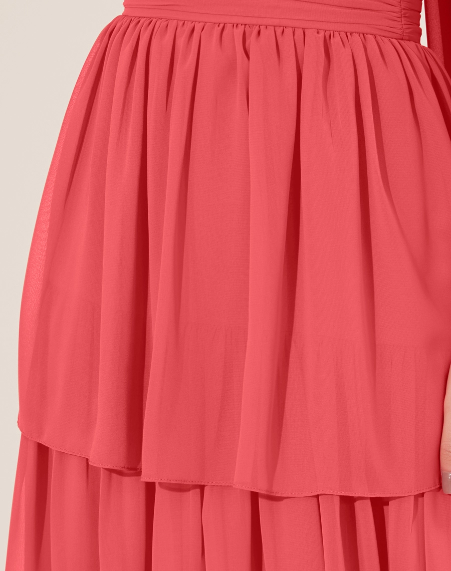 Vestido Longo Leopolda confeccionado em chiffon, garantindo leveza e movimento a cada passo. Suas cores vibrantes tornam a peça  indispensável em festas de verão.