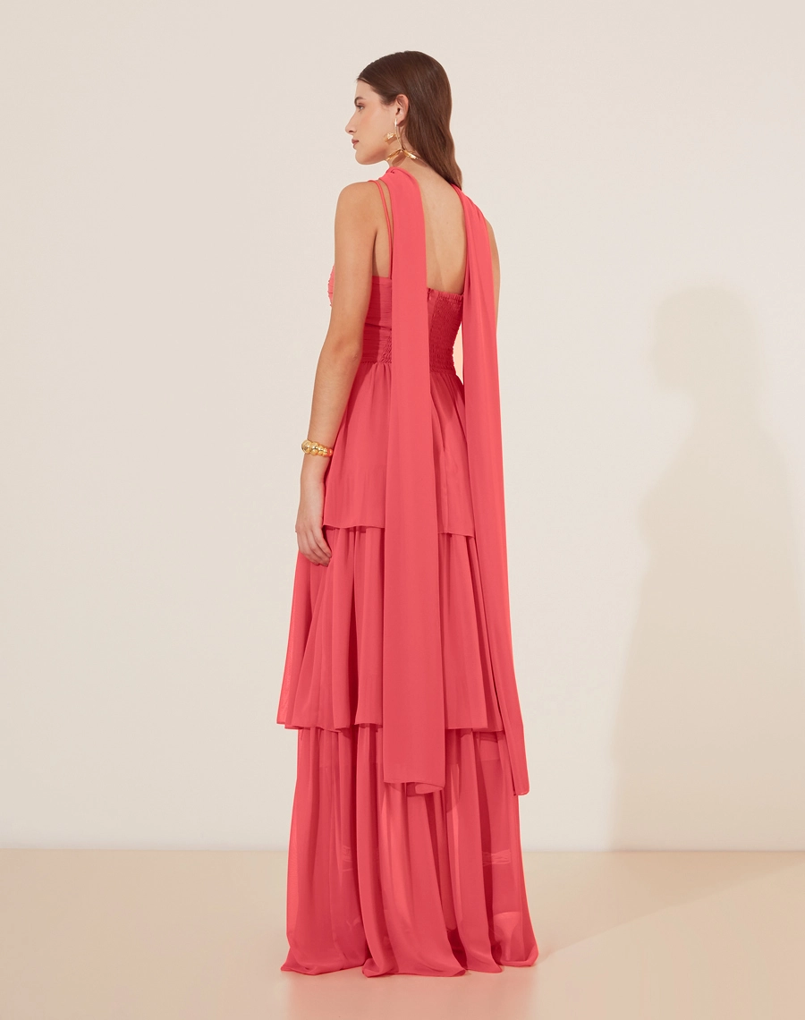 Vestido Longo Leopolda confeccionado em chiffon, garantindo leveza e movimento a cada passo. Suas cores vibrantes tornam a peça  indispensável em festas de verão.
