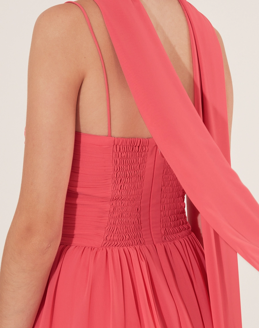 Vestido Longo Leopolda confeccionado em chiffon, garantindo leveza e movimento a cada passo. Suas cores vibrantes tornam a peça  indispensável em festas de verão.
