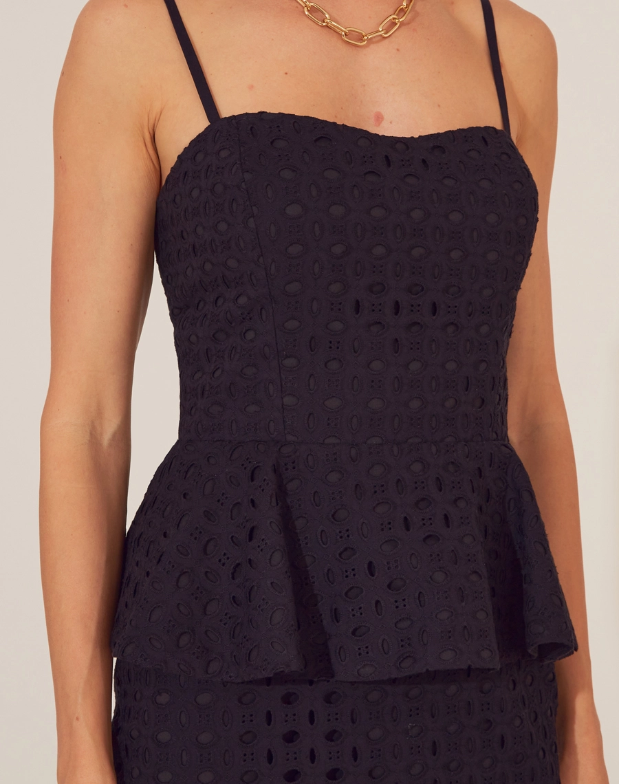 Vestido Midi Tahiti confeccionado em laise, um tecido leve e essencial para o verão. Ideal para reuniões diurnas ou jantares ao pôr do sol. <br/>

