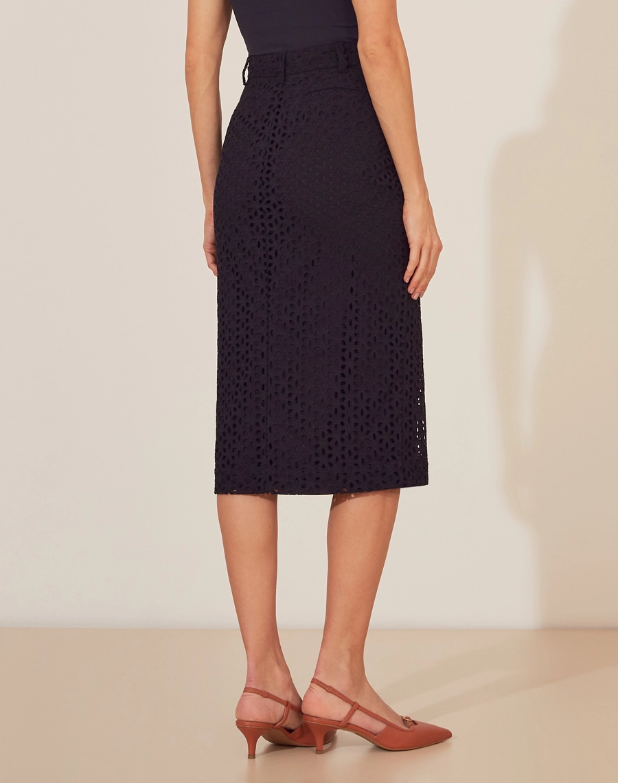 Saia Midi Tahiti confeccionada em laise, um tecido leve e essencial para o verão. <br/>
Ideal para compor looks em ocasiões como reuniões diurnas ou jantares ao pôr do sol.  <br/>
