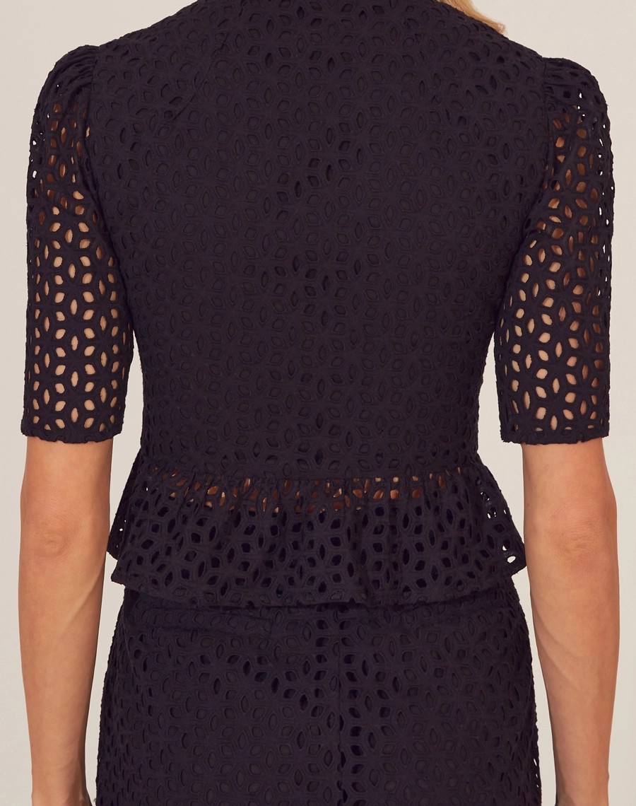 Blusa Tahiti confeccionada em laise, um tecido leve e essencial para o verão.
Com seus detalhes vazados nas mangas e barra peplum, transita entre o casual e o romântico. Além disso, o decote com fechamento em abotoamento traz conforto e delicadeza.
Essa peça pode compor looks em ocasiões como reuniões diurnas ou jantares ao pôr do sol. <br/>