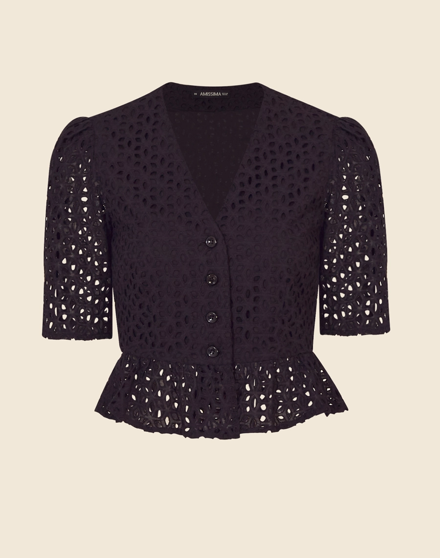 Blusa Tahiti confeccionada em laise, um tecido leve e essencial para o verão.
Com seus detalhes vazados nas mangas e barra peplum, transita entre o casual e o romântico. Além disso, o decote com fechamento em abotoamento traz conforto e delicadeza.
Essa peça pode compor looks em ocasiões como reuniões diurnas ou jantares ao pôr do sol. <br/>