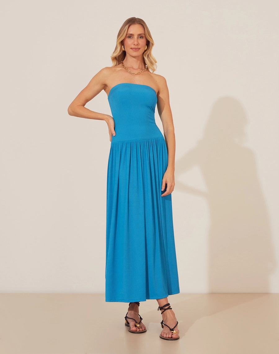 Vestido Midi Fontvieille é confeccionado em malha rib, um tecido mais estruturado e versátil.  Pode ser utilizado em momentos casuais como almoço ao ar livre ou  coquetéis diurnos.