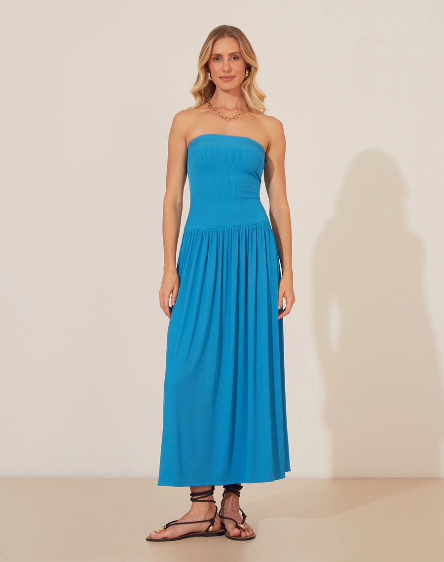 Vestido Midi Fontvieille é confeccionado em malha rib, um tecido mais estruturado e versátil.  Pode ser utilizado em momentos casuais como almoço ao ar livre ou  coquetéis diurnos.