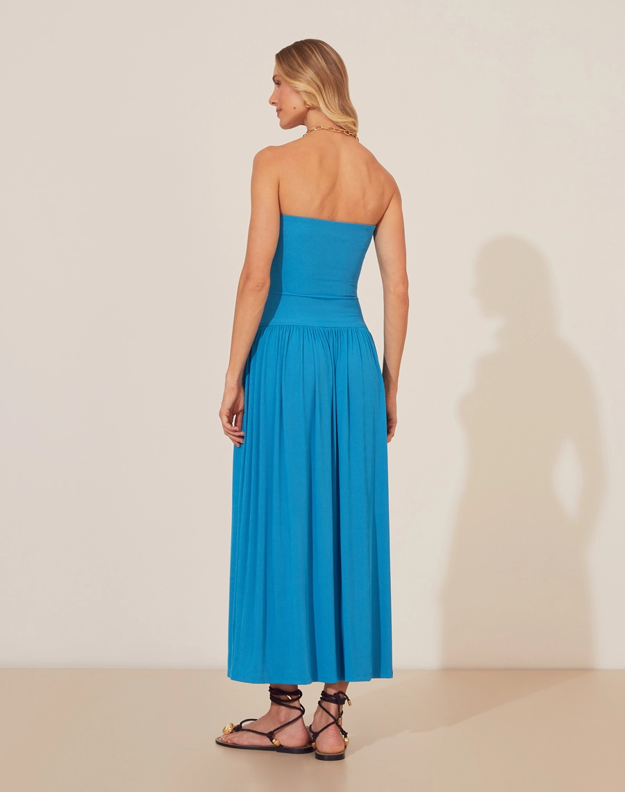 Vestido Midi Fontvieille é confeccionado em malha rib, um tecido mais estruturado e versátil.  Pode ser utilizado em momentos casuais como almoço ao ar livre ou  coquetéis diurnos.