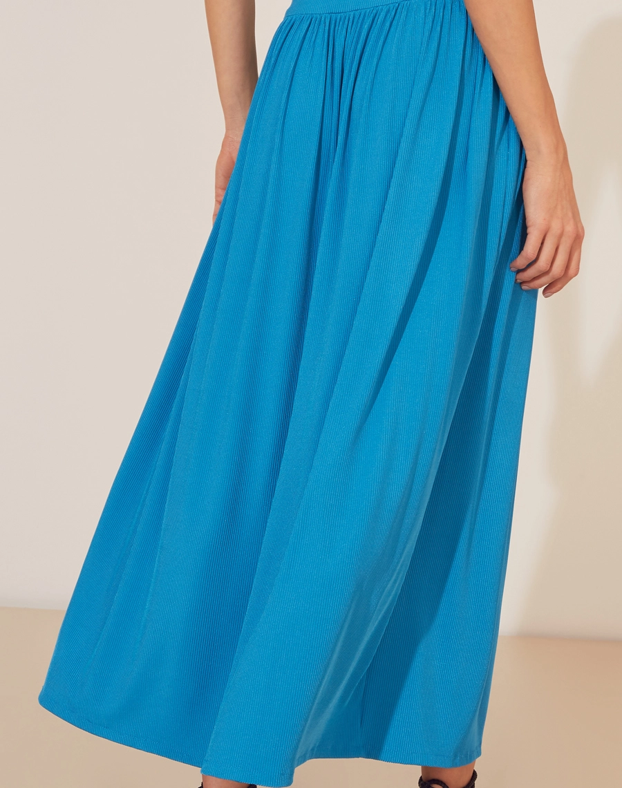 Vestido Midi Fontvieille é confeccionado em malha rib, um tecido mais estruturado e versátil.  Pode ser utilizado em momentos casuais como almoço ao ar livre ou  coquetéis diurnos.