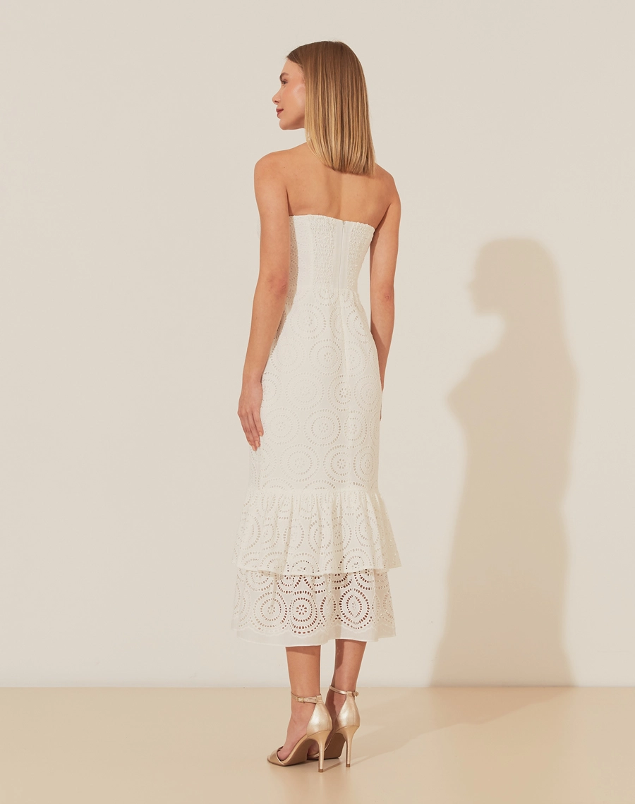 Vestido Midi Magali confeccionado em laise, um tecido leve e versátil, indispensável em dias quentes de verão. Ideal para momentos casuais ou eventos especiais.
