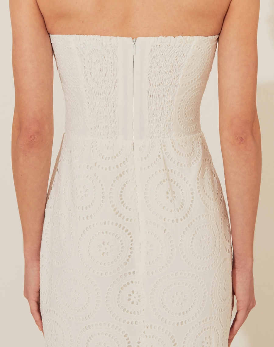 Vestido Midi Magali confeccionado em laise, um tecido leve e versátil, indispensável em dias quentes de verão. Ideal para momentos casuais ou eventos especiais.