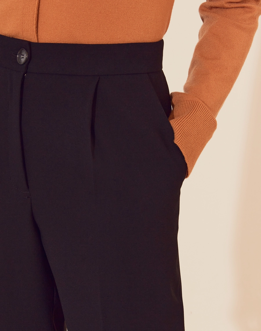 Calça Camelia confeccionada em crepe zara, um tecido levemente texturizado oferece um caimento leve e fluido. Seu design atemporal e versátil a torna perfeita tanto para o dia a dia quanto para eventos executivos.