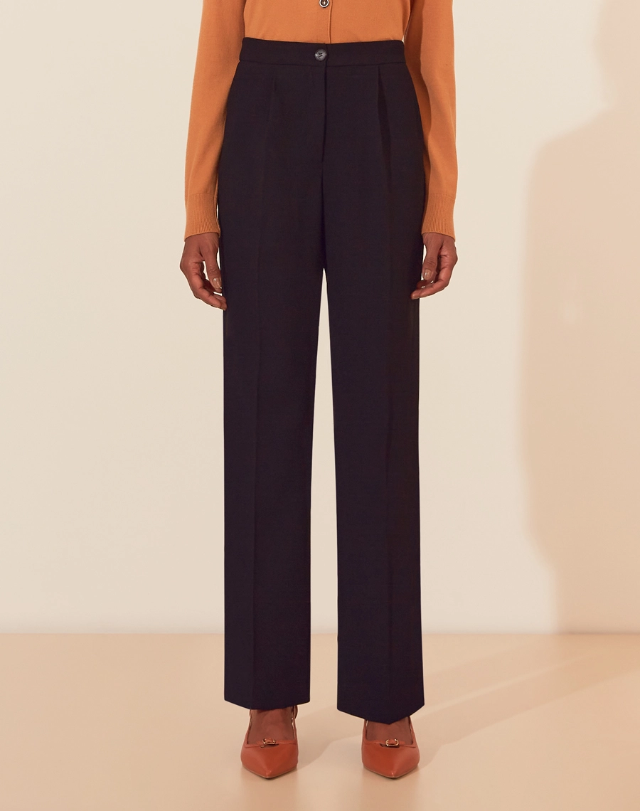 Calça Camelia confeccionada em crepe zara, um tecido levemente texturizado oferece um caimento leve e fluido. Seu design atemporal e versátil a torna perfeita tanto para o dia a dia quanto para eventos executivos.