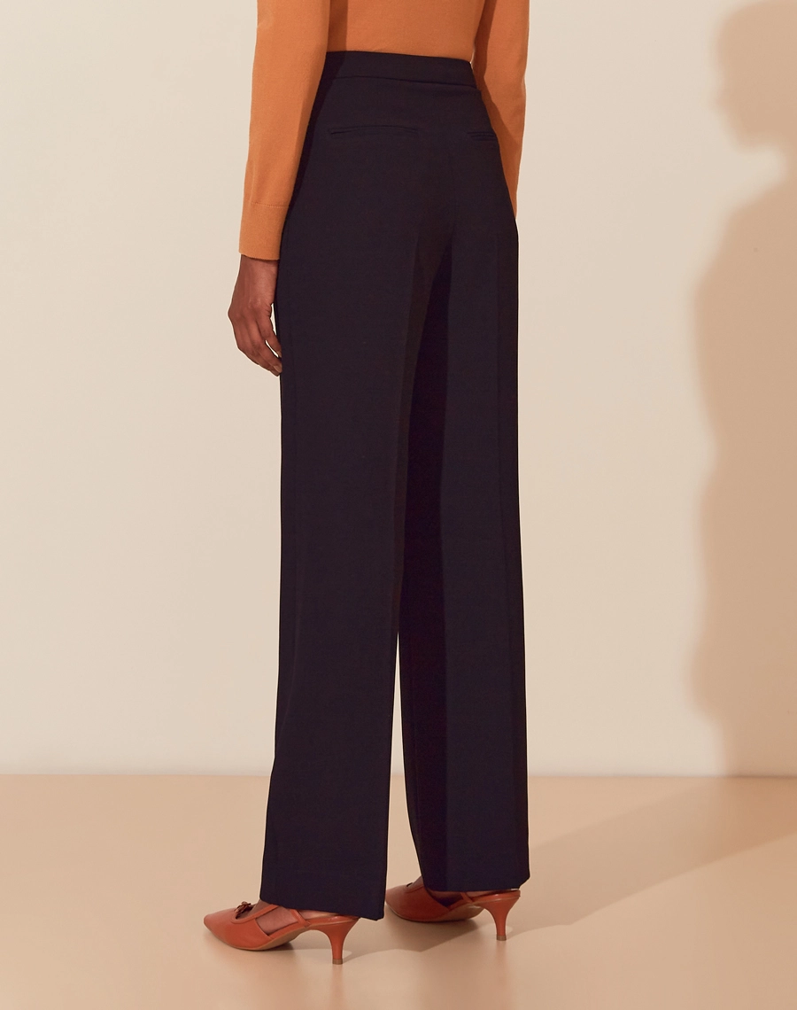 Calça Camelia confeccionada em crepe zara, um tecido levemente texturizado oferece um caimento leve e fluido. Seu design atemporal e versátil a torna perfeita tanto para o dia a dia quanto para eventos executivos.