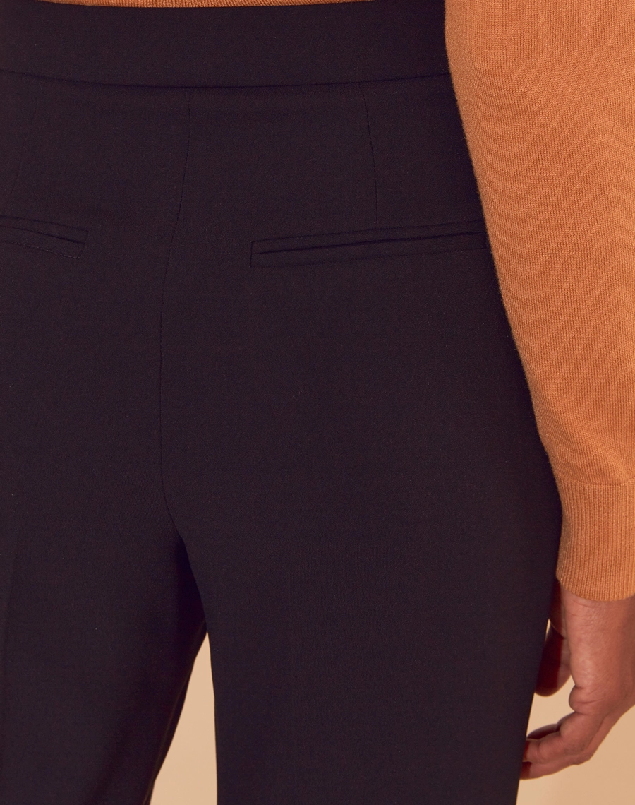Calça Camelia confeccionada em crepe zara, um tecido levemente texturizado oferece um caimento leve e fluido. Seu design atemporal e versátil a torna perfeita tanto para o dia a dia quanto para eventos executivos.