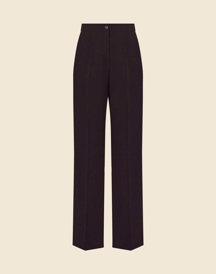 Calça Camelia confeccionada em crepe zara, um tecido levemente texturizado oferece um caimento leve e fluido. Seu design atemporal e versátil a torna perfeita tanto para o dia a dia quanto para eventos executivos.