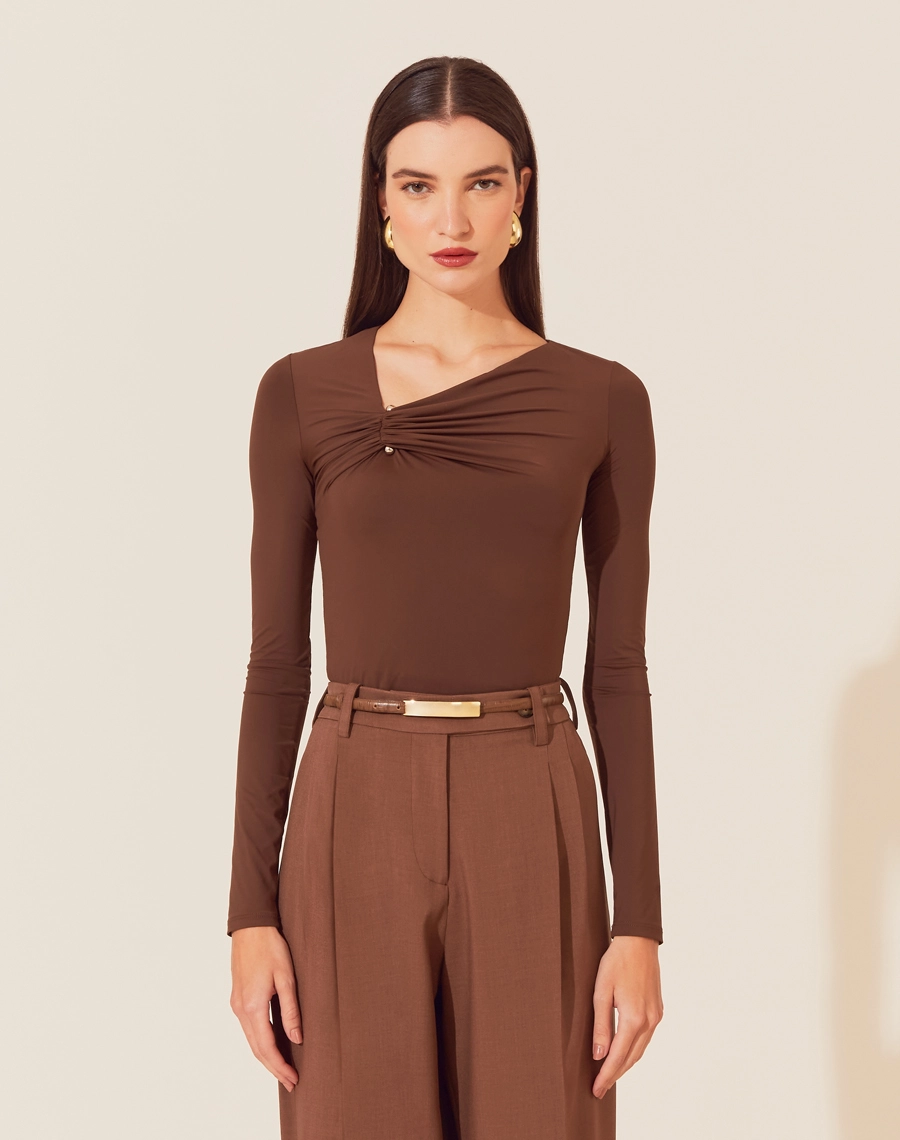 A Blusa Pamela é confeccionada em malha fluity. É versátil e perfeita para o dia a dia, podendo compor looks que transitam facilmente do trabalho para o lazer.