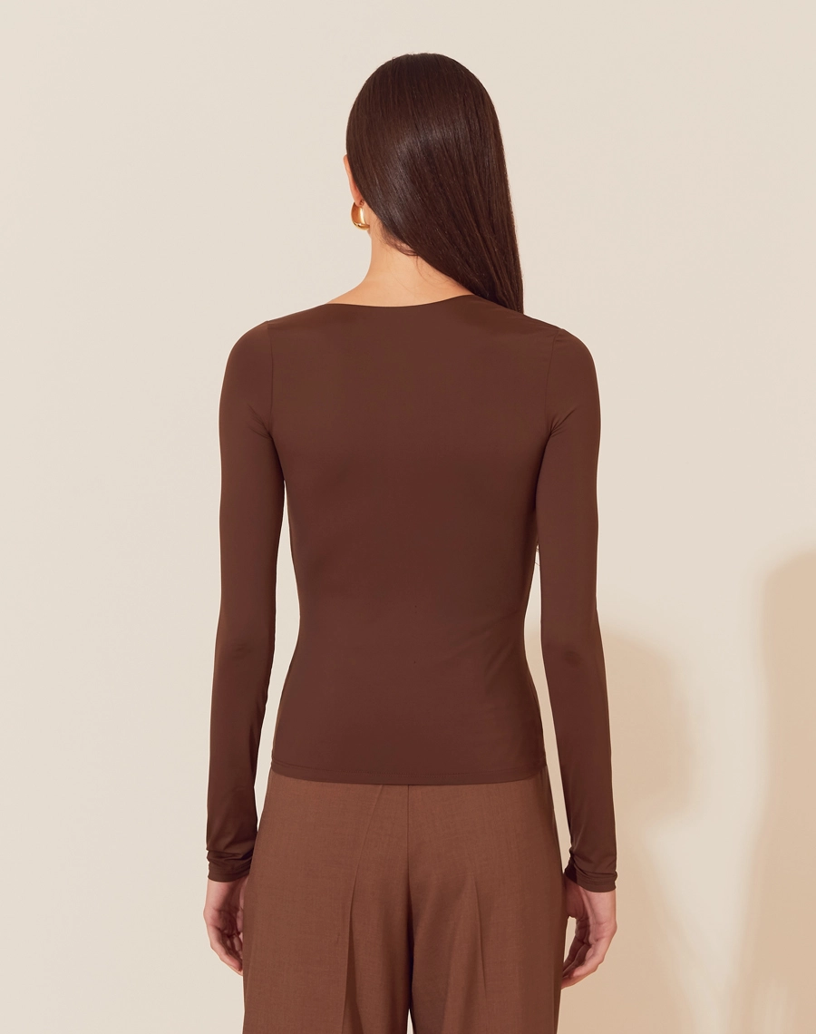 A Blusa Pamela é confeccionada em malha fluity. É versátil e perfeita para o dia a dia, podendo compor looks que transitam facilmente do trabalho para o lazer.