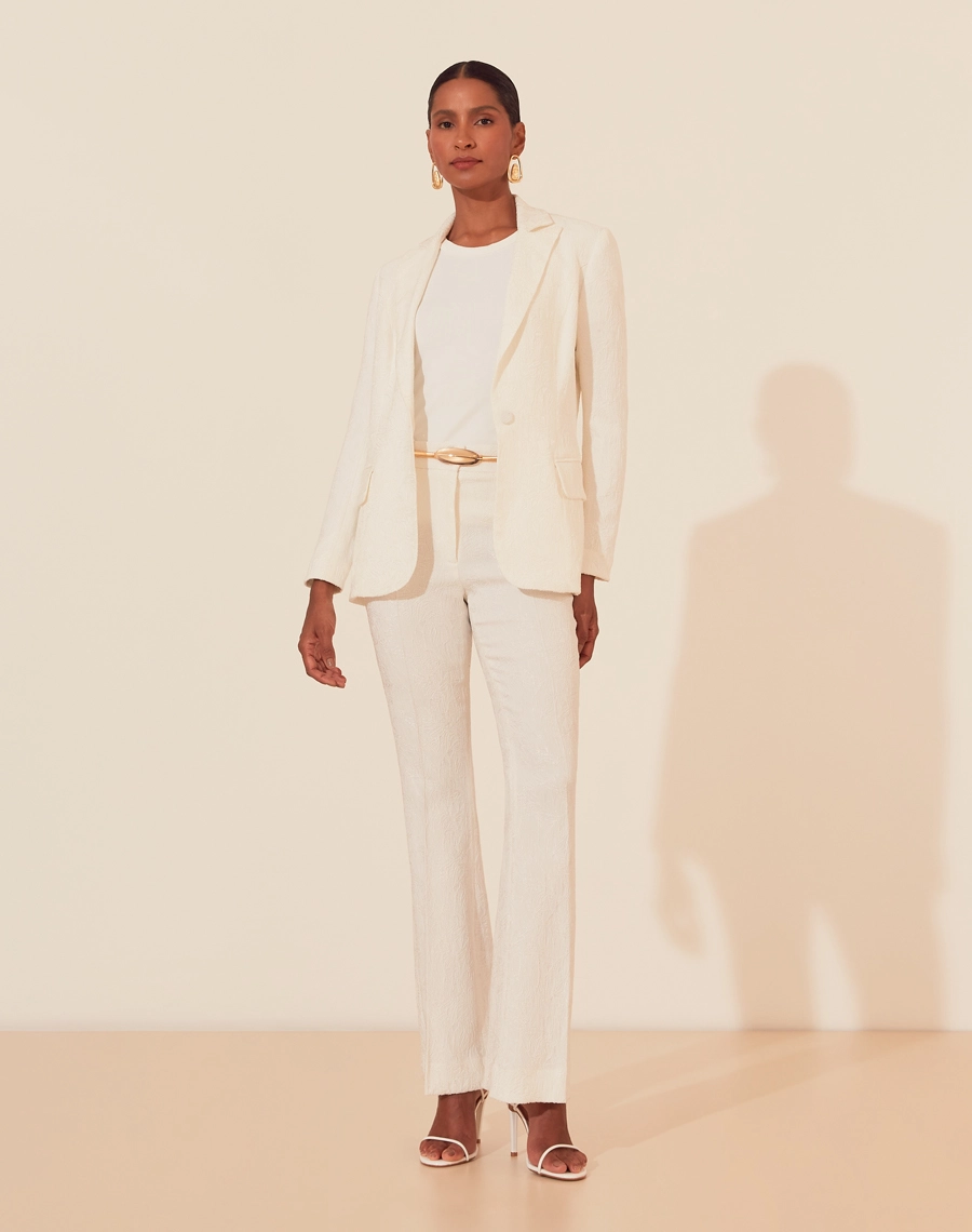 A Regata Alana é confeccionada em Malha Rib. É ideal para compor looks casuais e sofisticados, se adapta facilmente a ocasiões como coquetéis diurnos e jantares executivos.