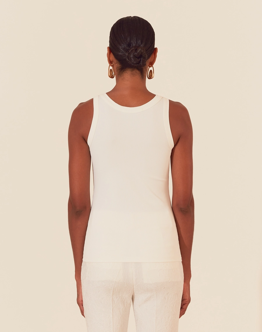 A Regata Alana é confeccionada em Malha Rib. É ideal para compor looks casuais e sofisticados, se adapta facilmente a ocasiões como coquetéis diurnos e jantares executivos.