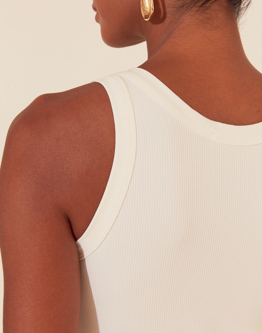 A Regata Alana é confeccionada em Malha Rib. É ideal para compor looks casuais e sofisticados, se adapta facilmente a ocasiões como coquetéis diurnos e jantares executivos.