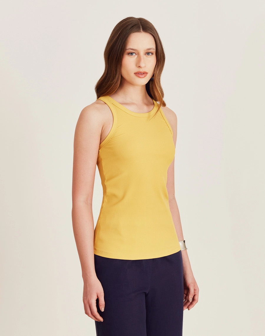 A Regata Alana é confeccionada em Malha Rib. É ideal para compor looks casuais e sofisticados, se adapta facilmente a ocasiões como coquetéis diurnos e jantares executivos.