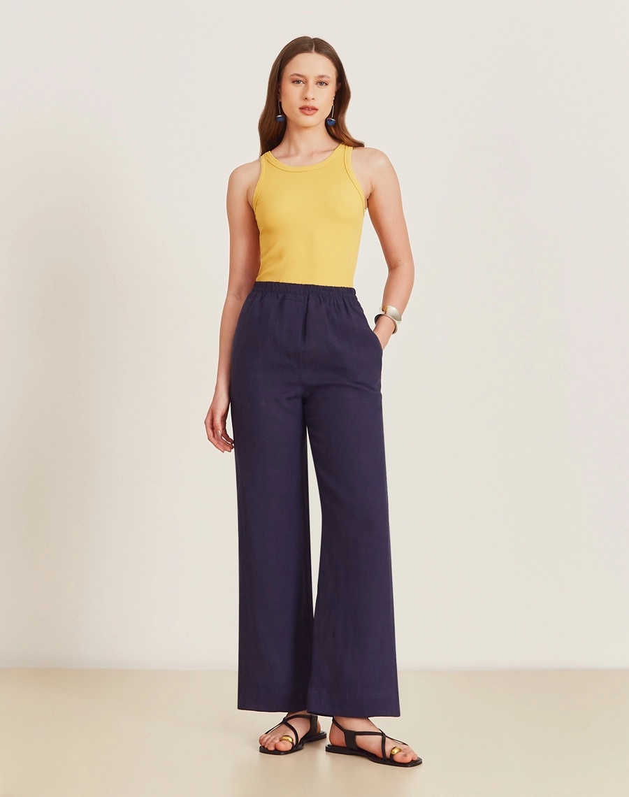 A Regata Alana é confeccionada em Malha Rib. É ideal para compor looks casuais e sofisticados, se adapta facilmente a ocasiões como coquetéis diurnos e jantares executivos.