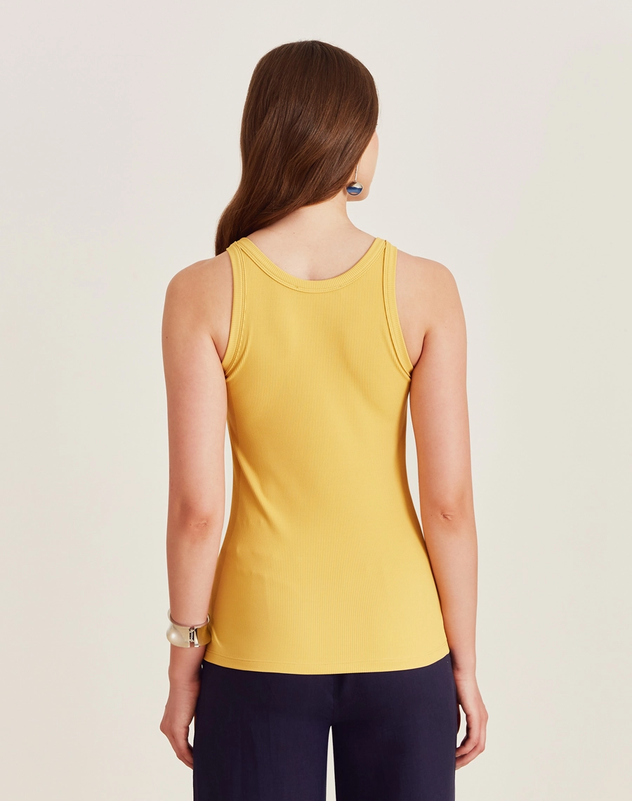 A Regata Alana é confeccionada em Malha Rib. É ideal para compor looks casuais e sofisticados, se adapta facilmente a ocasiões como coquetéis diurnos e jantares executivos.