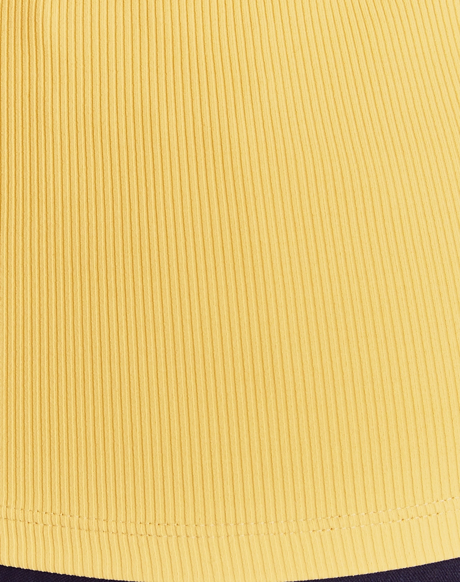 A Regata Alana é confeccionada em Malha Rib. É ideal para compor looks casuais e sofisticados, se adapta facilmente a ocasiões como coquetéis diurnos e jantares executivos.