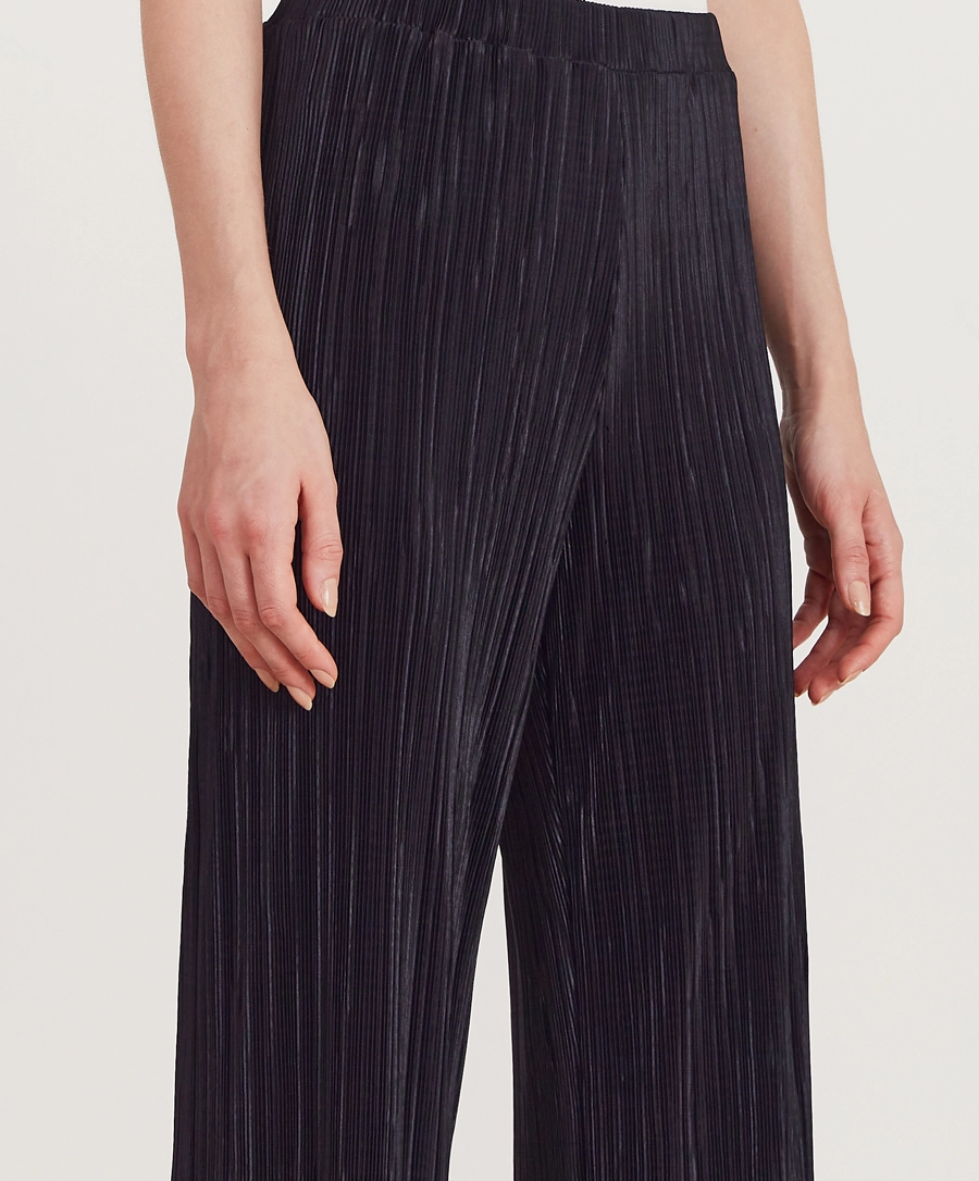 A Calça Lorelay é confeccionada em malha plissada, tecido que possui toque suave e fluido. 