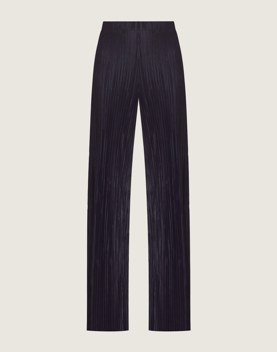 A Calça Lorelay é confeccionada em malha plissada, tecido que possui toque suave e fluido. 