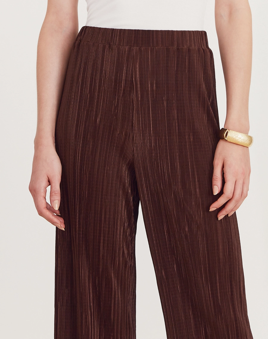 A Calça Lorelay é confeccionada em malha plissada, tecido que possui toque suave e fluido. 