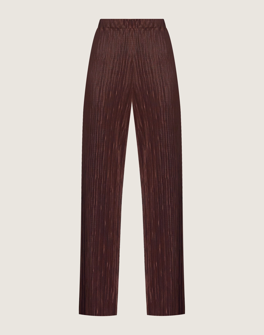 A Calça Lorelay é confeccionada em malha plissada, tecido que possui toque suave e fluido. 