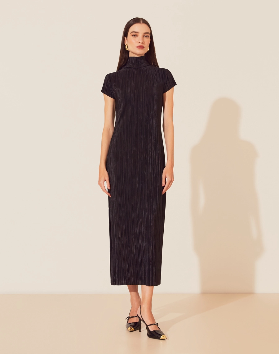 O Vestido Midi Lorelay é confeccionado em tecido plissado. É uma peça coringa que pode transitar por eventos durante o dia e a noite.