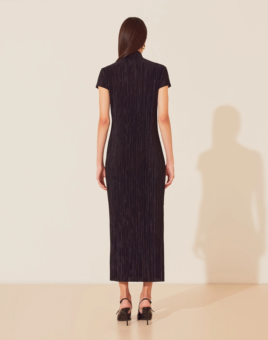 O Vestido Midi Lorelay é confeccionado em tecido plissado. É uma peça coringa que pode transitar por eventos durante o dia e a noite.