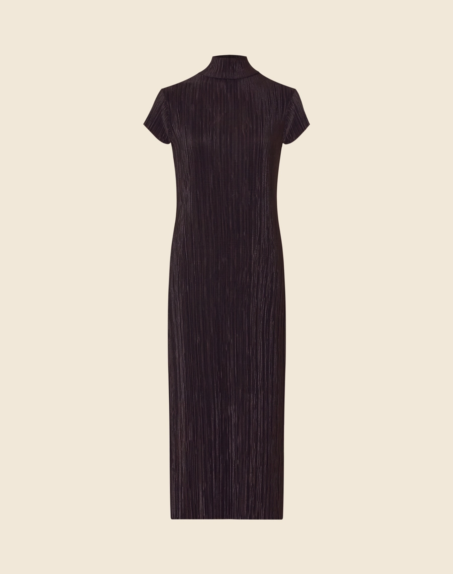 O Vestido Midi Lorelay é confeccionado em tecido plissado. É uma peça coringa que pode transitar por eventos durante o dia e a noite.