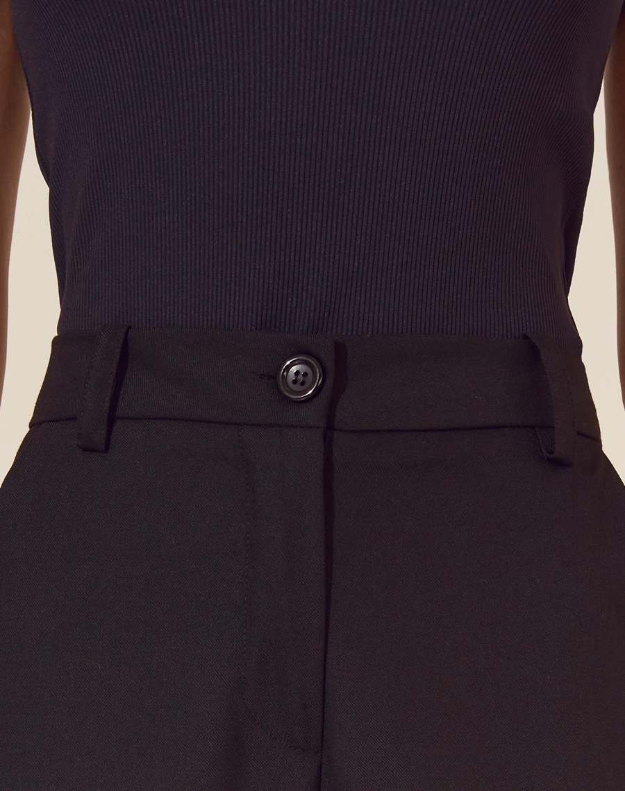 Calça Noelia confeccionada é a escolha perfeita para quem busca unir sofisticação e conforto. <br/>