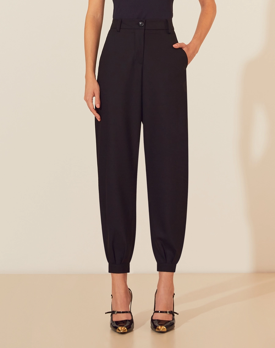 Calça Noelia confeccionada é a escolha perfeita para quem busca unir sofisticação e conforto. <br/>