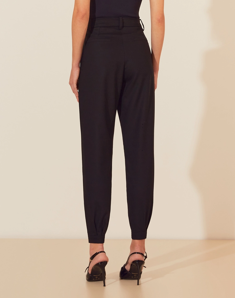 Calça Noelia confeccionada é a escolha perfeita para quem busca unir sofisticação e conforto. <br/>