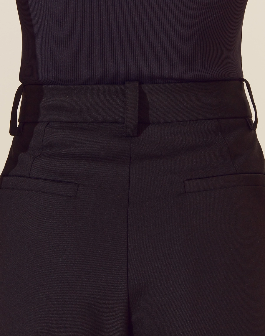 Calça Noelia confeccionada é a escolha perfeita para quem busca unir sofisticação e conforto. <br/>